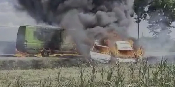 Două autoturisme şi un microbuz s-au ciocnit şi au luat foc