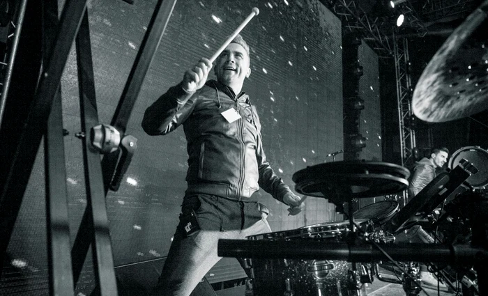 
    Zoli TOTH a susţinut, alături de trupa Sistem, peste o mie de concerte în ţară şi în străinătate, a lansat patru albume, iar 11 single-uri au devenit Number One în topurile din România  