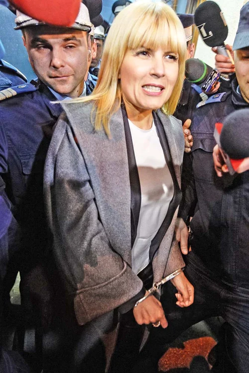 
    Marţi seară, a ieşit de la DNA cu  cătuşe la mâiniFoto: Mediafax  