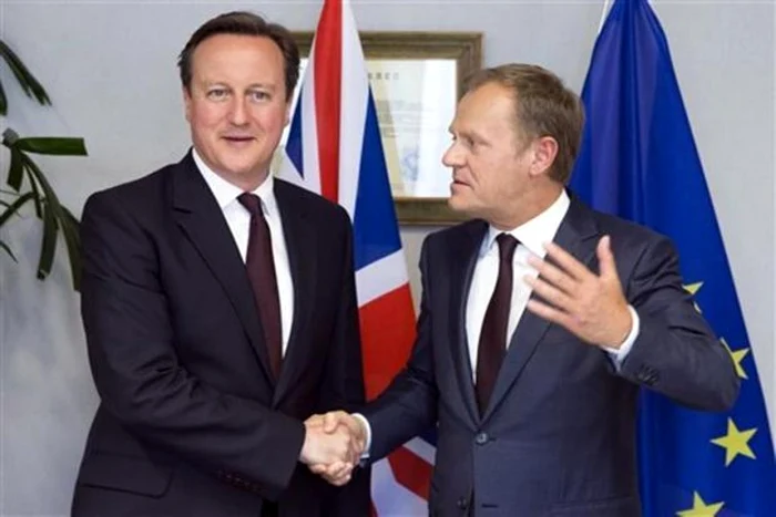 Premierul britanic David Cameron (dreapta) şi preşedintele Consiliului European Donald Tusk (stânga) FOTO AP