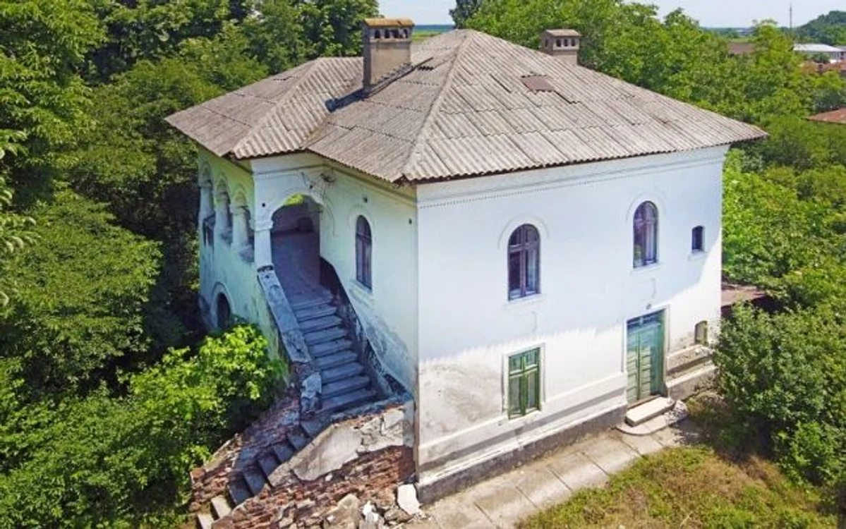 
    Conacul Niculescu-Dorobanţu este înconjurat acum de două hectare de teren  