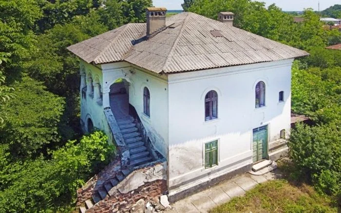 Conacul Niculescu-Dorobanţu este înconjurat acum de două hectare de teren