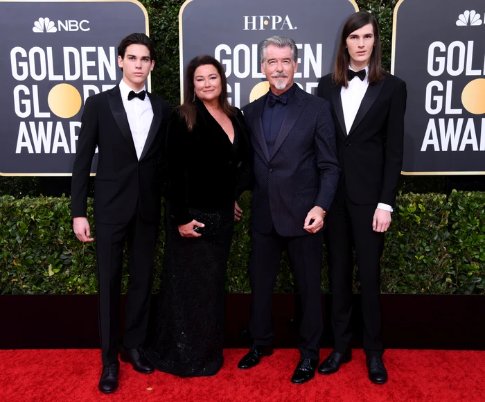 Pirece Brosnan, împreună cu soţia şi cei doi fii pe covorul roşu jpeg