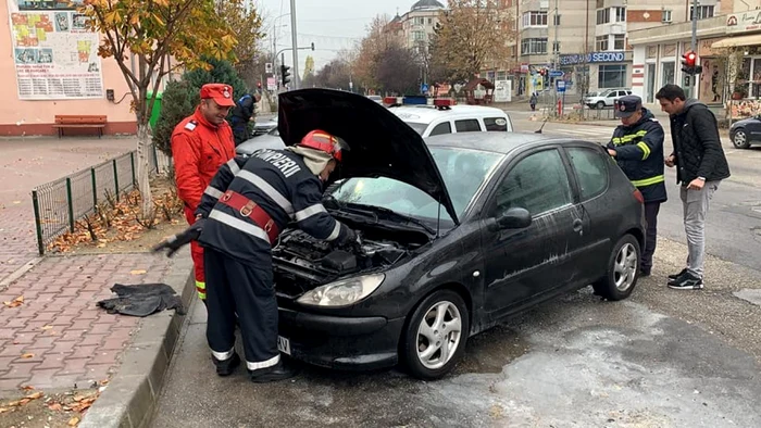 Omul potrivit, în momentul potrivit. Cum a stins un pompier aflat în timpul liber incendiul izbucnit la o maÅinÄ