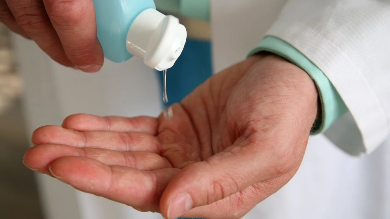 
    Fiecare scară de bloc va avea sticluța cu dezinfectant  