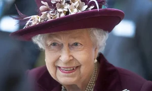 Regina Elisabeta cu palarie mov