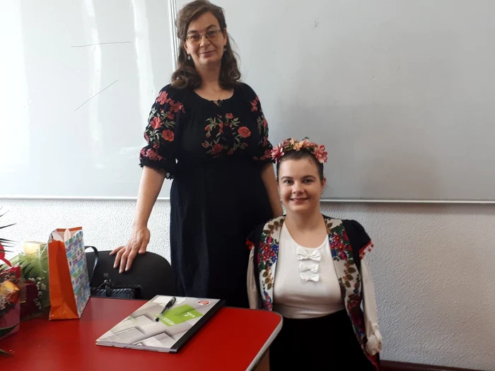 Lorelai Moșneguțu împreună cu profesoara ei de Limba Română