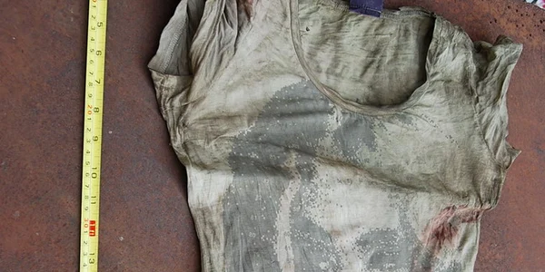 Cu acest tricou era înfășurat bebelușul