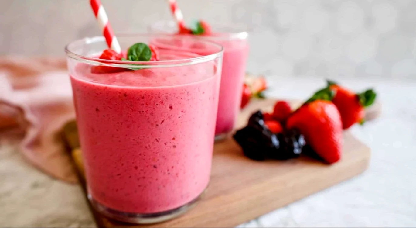 Smoothie energizant roz pentru dimineți perfecte cu fucte de pădure Foto delicious-usa ro 