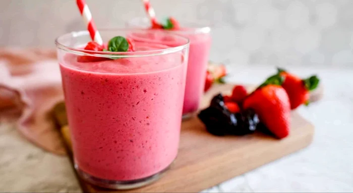 Smoothie energizant roz pentru dimineți perfecte cu fucte de pădure Foto delicious-usa ro
