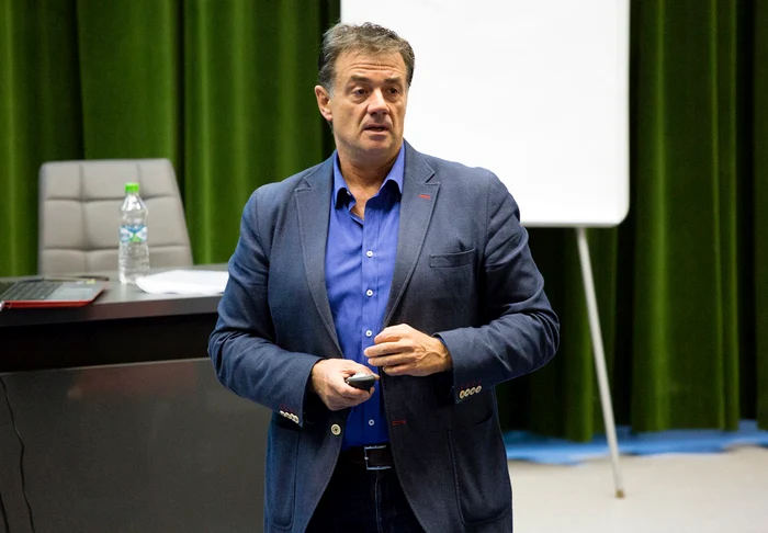 Grecul Kyros Vassaras conduce Comisia centrală a arbitrilor. Foto frf.ro