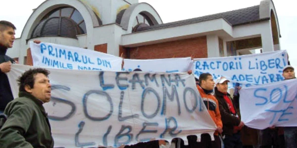 Sătenii din comuna Leamna au manifestat în curtea bisericii construite de Antonie Solomon şi s-au rugat pentru eliberarea lui   