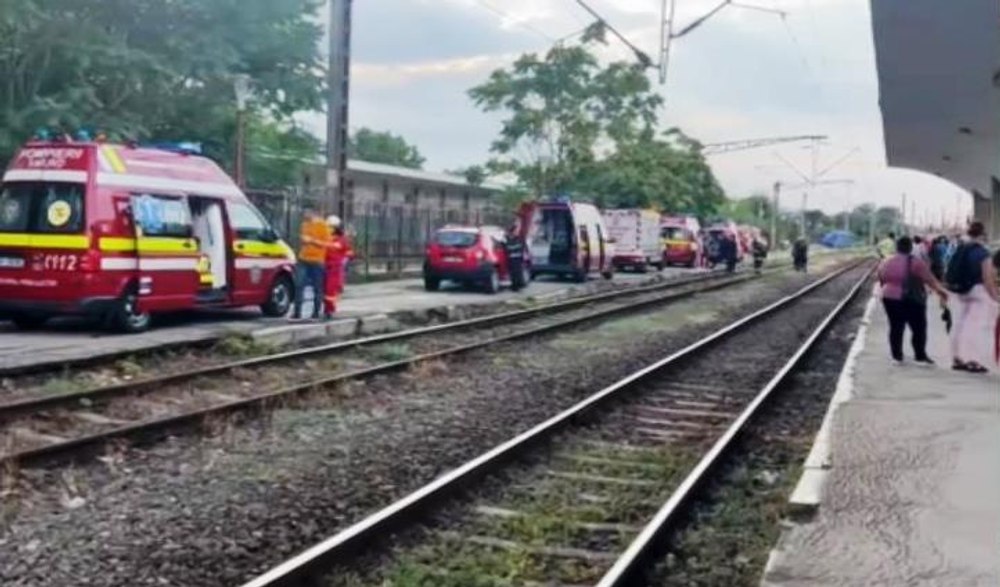 O locomotivă s-a ciocnit cu un tren în Gara Basarab: 15 călători răniți. A fost activat Planul Roșu de Intervenție FOTO
