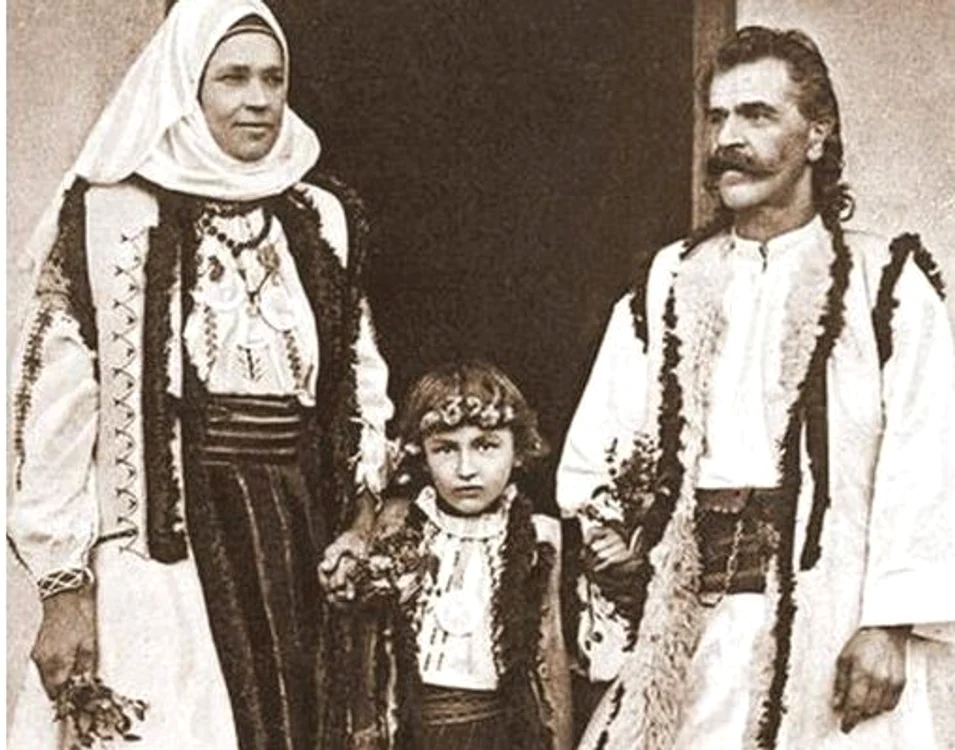 Familie de români de la începutul secolului al XX-lea FOTO Arhivele Naționale