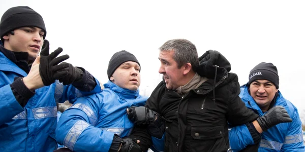 Manifestanţi reţinuţi de jandarmi la Piaţa Victoriei FOTO Inquam Photos / Bogdan Buda