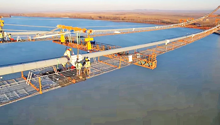 Lucrătorii robotesc de zor pe şantier. Foto: Facebook/Pod Suspendat Brăila