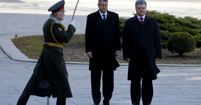 Preşedintele Klaus Iohannis a salutat în limba ucraineană garda de onoare de la Kiev. FOTO presidency.ro