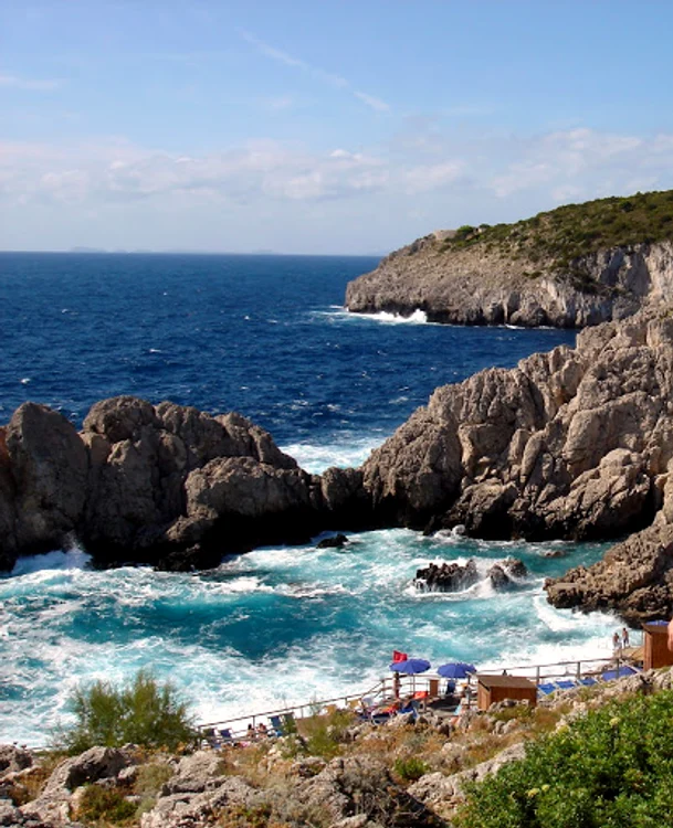 Fontellino din Capri, un jacuzzi natural în top 10 cele mai frumoase plaje din Italia 