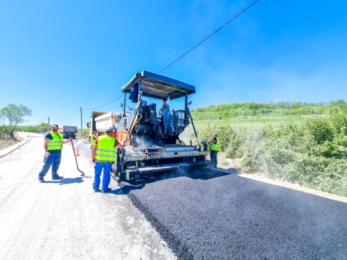 A început turnarea asfaltului pe drumul de 78 de kilometri. Foto: ziarulunirea.ro