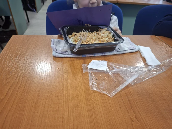 Paste cu carne pentru elevii la „Masă Sănătoasă” FOTO Cosmin Zamfirache