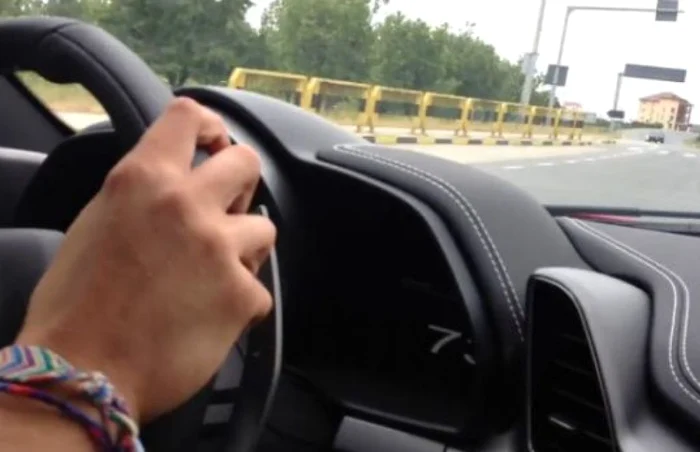 Tânărul s-a filmat mergând cu bolidul cu peste 220 de km/h