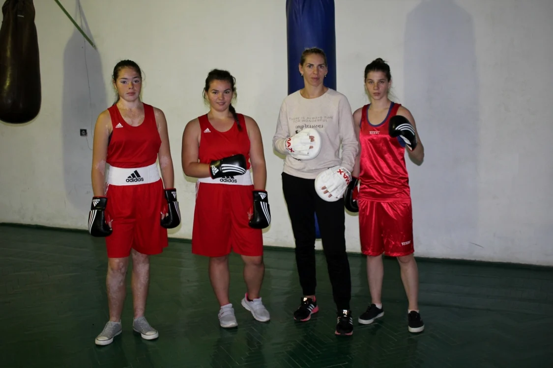 Campioanele de la Botoşani alături de antrenorul Larisa Roşu FOTO Cosmin Zamfirache