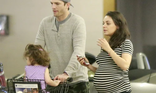 Mila Kunis And Ashton Kutcher Grab Lunch In Studio City jpeg