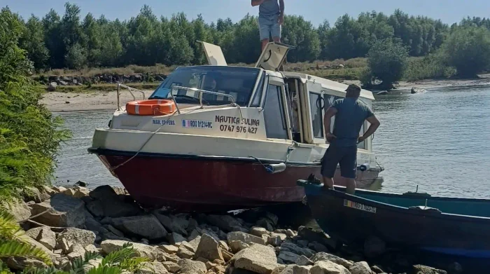 Accident naval în Delta Dunării. Cinci persoane au fost rănite după ce o ambarcațiune a intrat în mal pe Brațul Sulina
