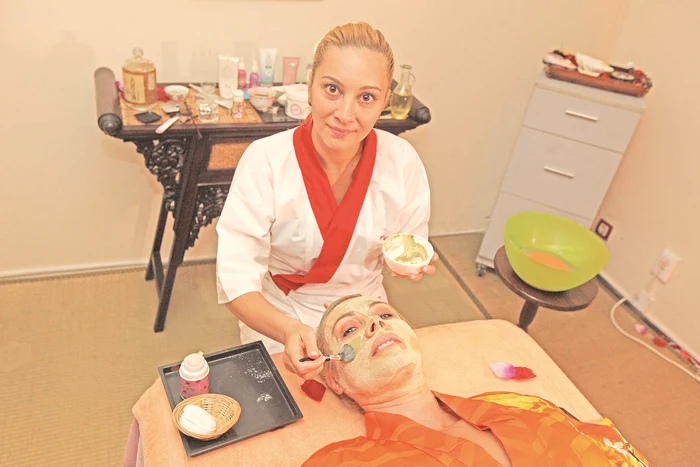 
    Dana a simţit pe propria piele  efectul miraculos al cremei pe  bază de excremente de pasăre  