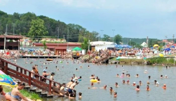 
    Turiștii vin la Ocna Sibiului pentru a  profita de beneficiile lacurilor sărate și ale bălții cu nămolFOTO: Ora de Sibiu  