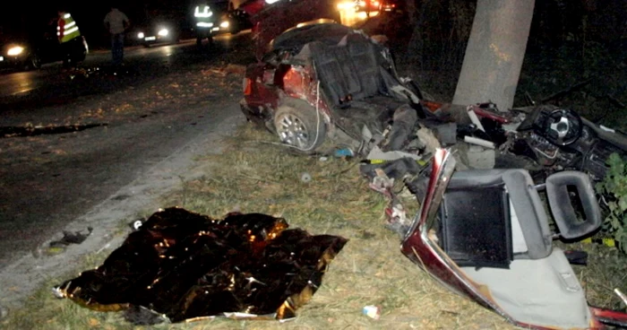 Accidentul s-a soldat cu moartea a doi tineri. FOTO: Daniel Guţă. ADEVĂRUL.