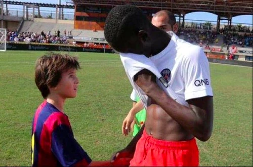 Diferenţa fizică dintre liderul puştilor Barcelonei şi liderul puştilor de la Paris Saint Germain e evidentă şi relevă două lumi şi două şcoli de fotbal total diferiteFoto Click!