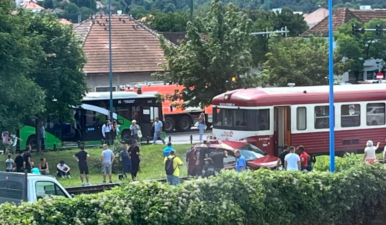 Mașina a fost lovită de tren / foto: mytex.ro