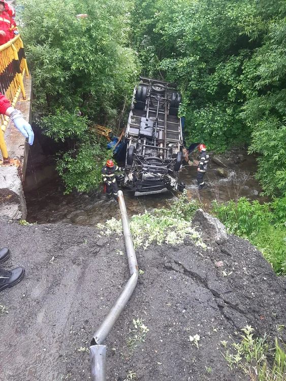 Un camion a căzut în albia unui pârâu pe Valea Oltului la granița dintre Sibiu și Vâlcea Foto IPJ SB