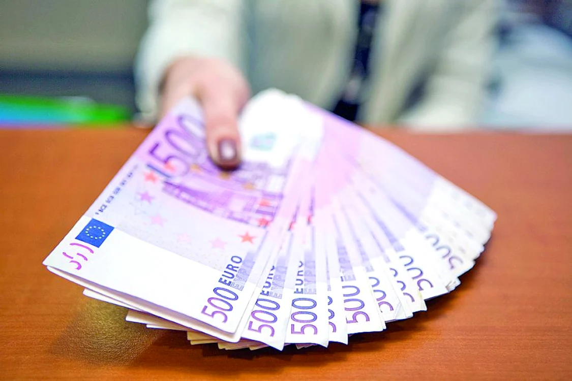 
    Lupta politică a dus euro la un nou maxim istoric  