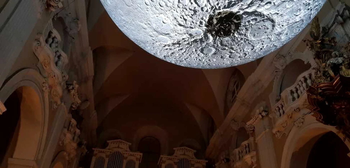 O lună plină în Biserica Piariştilor. FOTO: Remus Florescu
