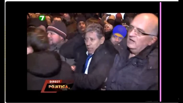 
    Mihai Ghimpu se ține de cap după ce a fost lovit de manifestanțiYoutube  