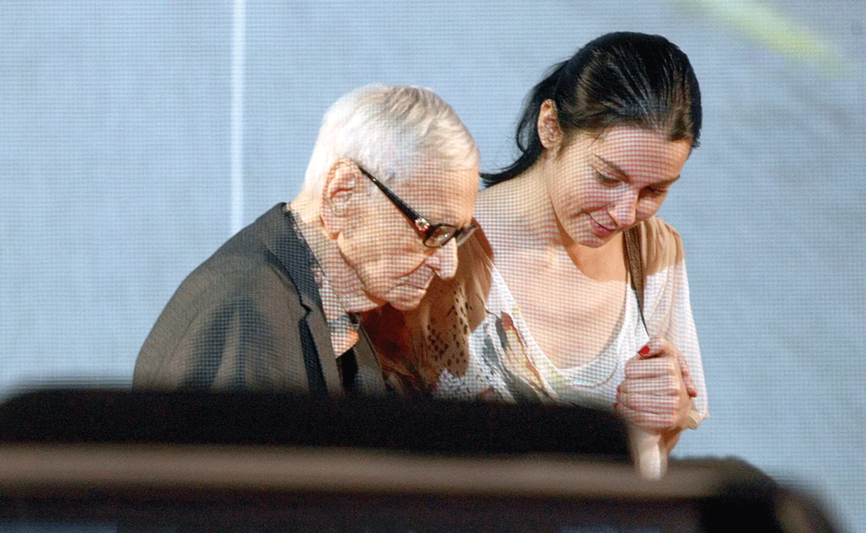 
    Scriitoarea Mona Radu l-a vegheat pe «Regele scenei» timp de zece ani. Femeia îl distribuise pe Radu în piesele ei şi îl admira din sală, la teatru Foto: Dorin Constanda   