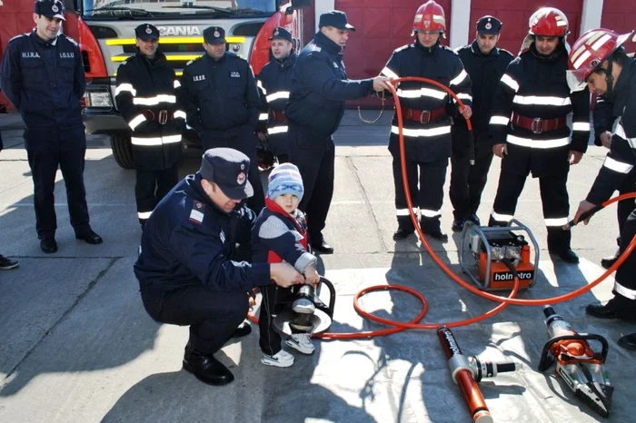 Şi cei mai mici musafiri au testat echipamentele pompierilor Foto:ISU Călăraşi