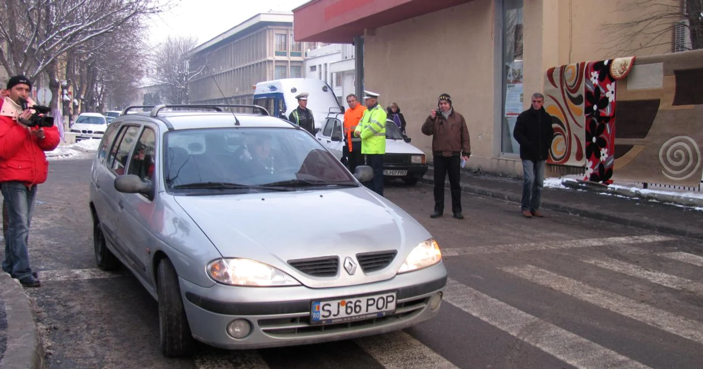 Prima maşină a trecut pe strada Pieţei în jurul orei 10.30