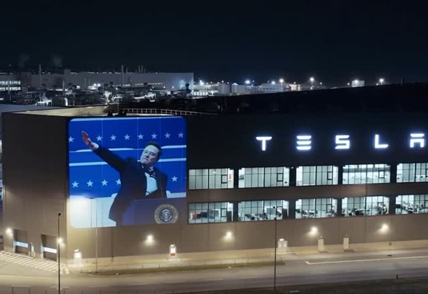 „Heil Tesla!” Un video cu Elon Musk, în timp ce face salutul nazist, a fost proiectat pe fabrica de mașini din Berlin
