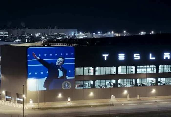 Imaginea lui Elon Musk, pe o fabrică de mașini Tesla FOTO: Instagram