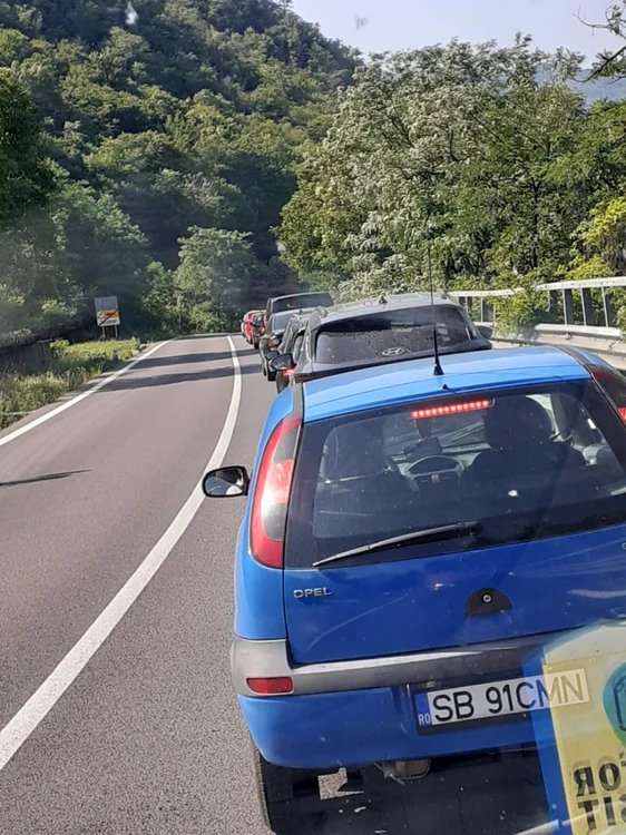 Cozi kilometrice de peste 20 km pe sens pe Valea Oltului la 4 ore de la un accident cu 9 victime la graniţa dintre Sibiu şi Vâlcea Foto Adevărul - credit Bogdan Neagu