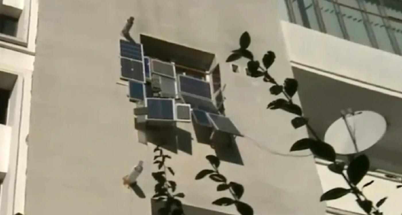Peretele blocului arată precum un modul spațial, alimentat prin panouri solare. Foto: Digi24