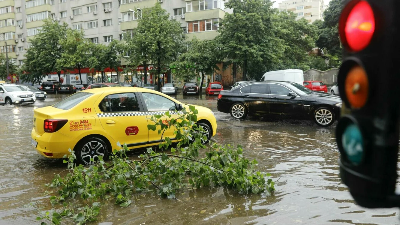 Canalizarea din București nu face față la o ploaie importantă