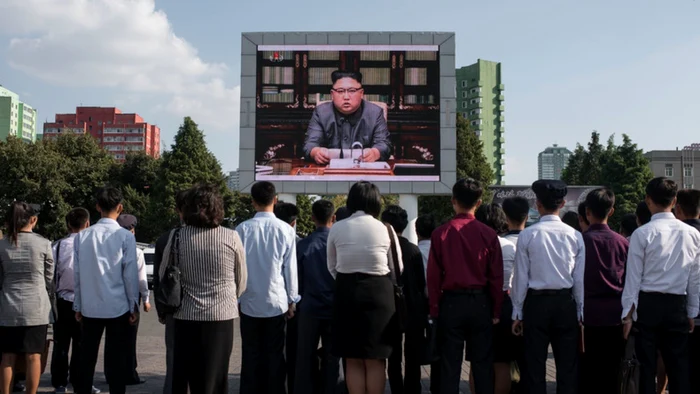 Locuitori ai oraşului Phenian se uită la o intervenţie a liderului lor suprem Kim Jong-un FOTO Arhivă