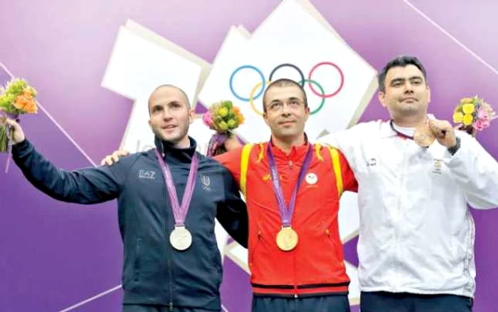 Moldoveanu (centru) e flancat de Campriani (stânga) şi de Narang