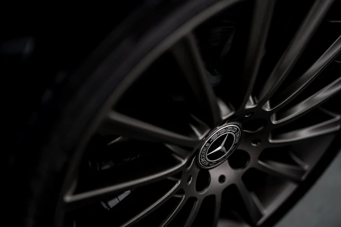 Donella conduce un Mercedes sport / foto: Pixabay