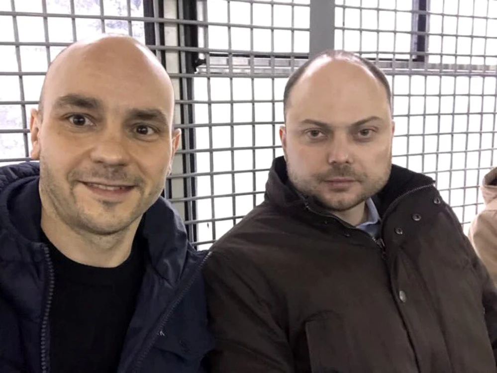 Vladimir Kara-Murza (dreapta) in arestul politiei ruse FOTO Twitter