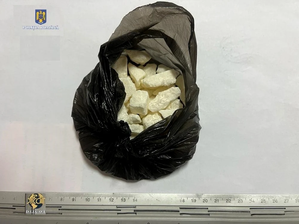 Droguri găsite la perchezițiile la persoane bănuite de trafic de narcotice din Vâlcea Sursă IPJ VL